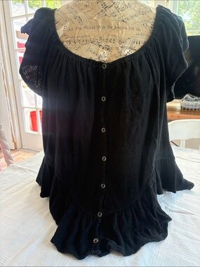 We The Free Black Button-Front Ruffle-Hem Peasant Top